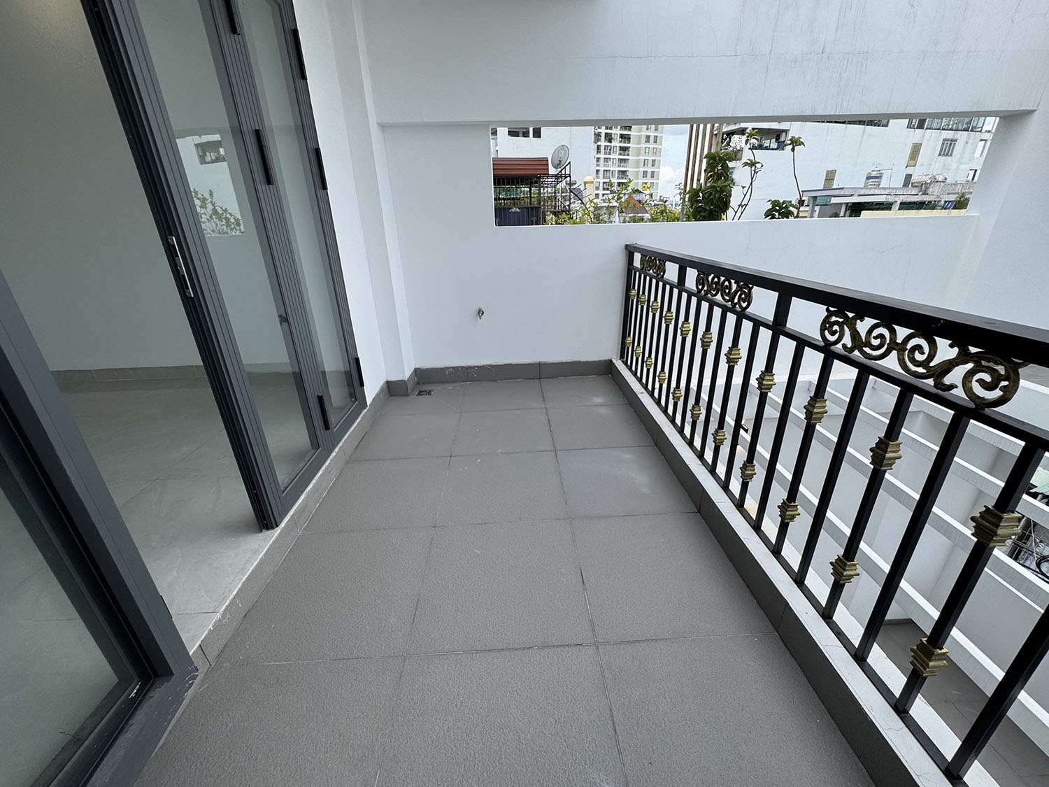 Nhà phố 3lầu (4,05m x 22,5m) có sân đổ ôtô, thiết bị ccấp khu kdoanh Nguyễn Thượng Hiền gần BOTANIC
